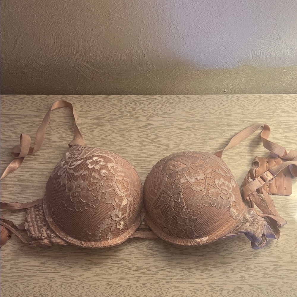 Lace Push-Up Bra in pink